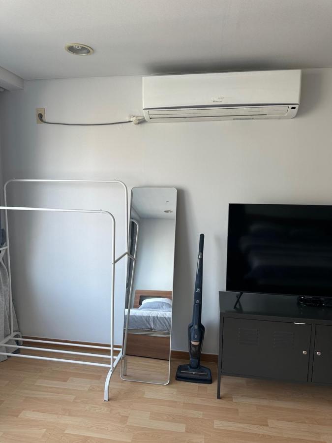Hongdae Guesthouse 1Min From Hongik Uni Station Exit #1 Seoul Exterior photo